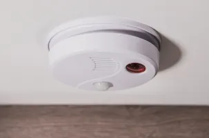 Witte melder aan het plafond