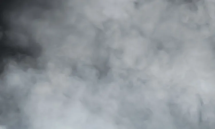 Witte mist tegen een donkere achtergrond
