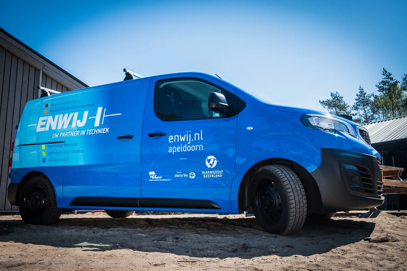 Bedrijfsbus van Enwij Beveiligingen bij een klant in Apeldoorn